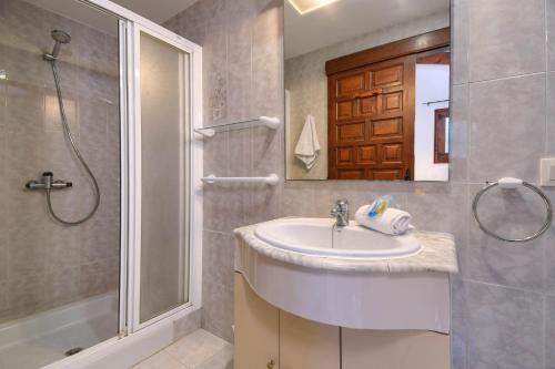 哈维亚Casa Virginia的一间带水槽和淋浴的浴室