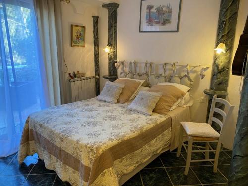 邦多勒La Florentine的卧室配有床、椅子和窗户。
