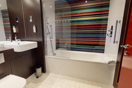 利兹利兹南乡村酒店的带淋浴、盥洗盆和卫生间的浴室