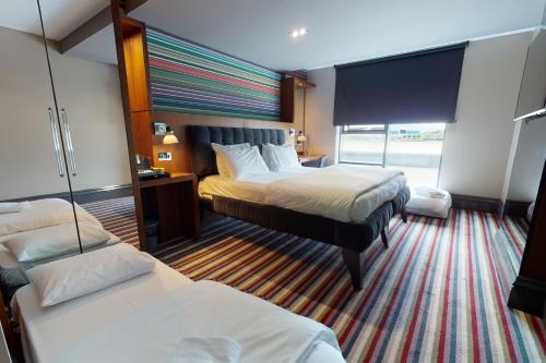 利兹利兹南乡村酒店的酒店客房设有两张床和窗户。