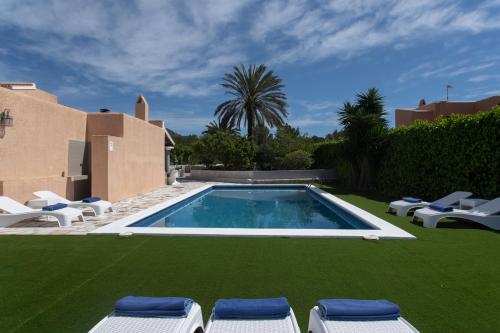 伊维萨镇Villa Simona Ibiza的一个带草坪椅的游泳池
