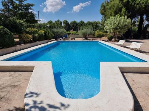 阿利坎特El Rulón, gran villa rural con piscina privada的庭院里的一个蓝色海水游泳池
