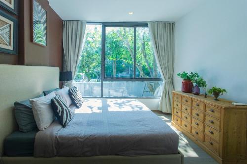 Ban Huai Sok Noi2 Bedroom Khaoyai Poolsuite by Nancy的一间卧室设有一张床和一个大窗户