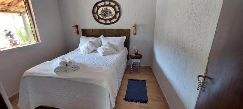 JaguaripeCasa temporada jaguaripe bahia toca do guaiamum的卧室配有白色床和毛巾