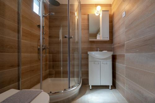 普拉基亚斯Vrisidia Cottage - Nature, Seaview & Relax的带淋浴、卫生间和盥洗盆的浴室