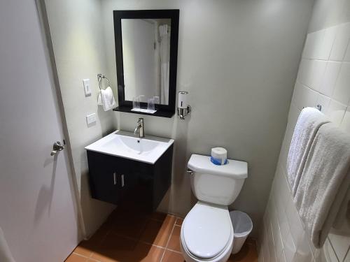 亚武科阿帕拉多帕尔马斯露西亚的浴室配有白色卫生间和盥洗盆。