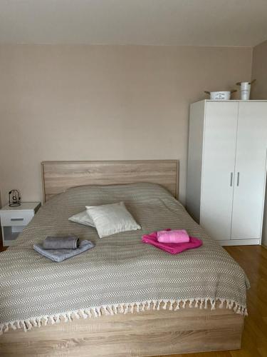 鲁马Apartman Stojadinović的一间卧室配有一张床,上面有两条毛巾