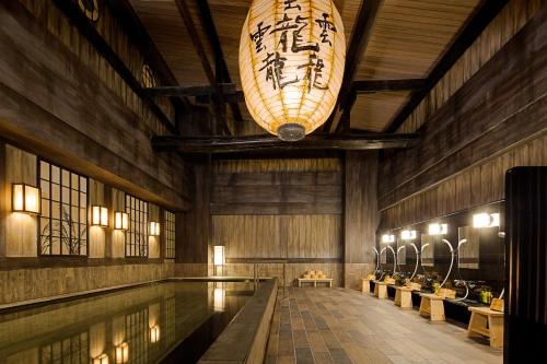 札幌北海道札幌大通柔婕阁酒店的一座带吊灯的建筑中的游泳池