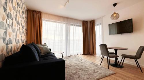 雅西Cubrio Apartments的客厅配有沙发和桌子