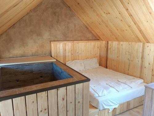 佛雷亚法拉雅木屋的小木屋内的小房间,配有一张床