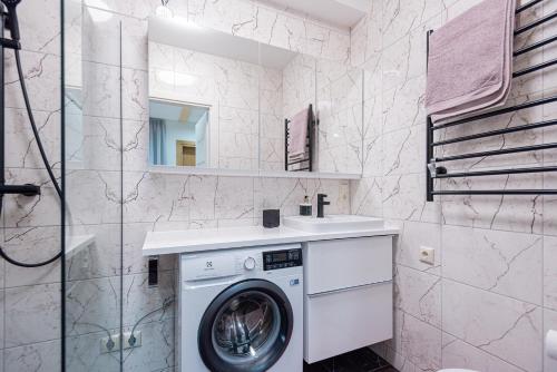 克莱佩达Memel Townhouse apartamentai的一间带洗衣机和水槽的浴室