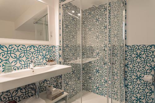 锡罗洛维高罗雷莱斯酒店的带淋浴和盥洗盆的浴室
