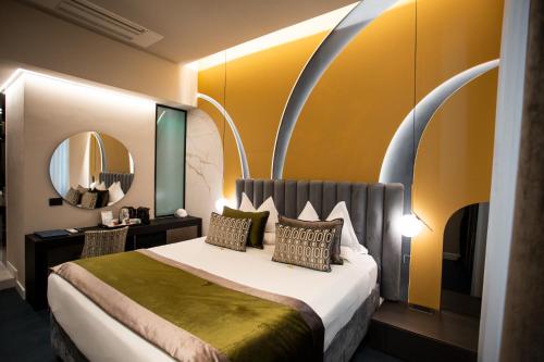 那不勒斯Relais sul Mare Boutique Hotel的一间卧室配有一张大床和镜子