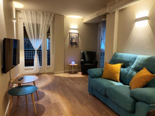 阿尔卡拉德荷那利斯La Casona del Eboni的客厅配有蓝色的沙发和椅子