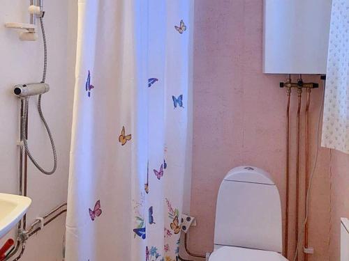 塔尔伯格Holiday home Tällberg II的浴室设有卫生间和带蝴蝶的浴帘
