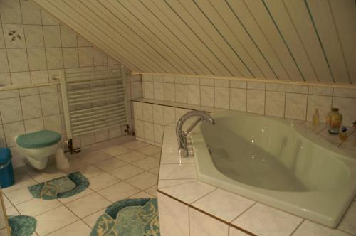 大舍瑙Zur deutschen Eiche的带浴缸和卫生间的浴室。
