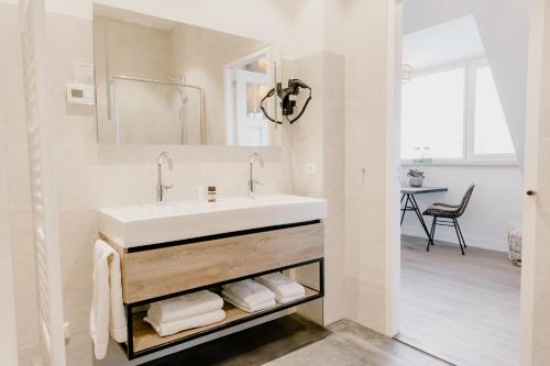 厄伊特海斯特Millsight的白色的浴室设有水槽和镜子