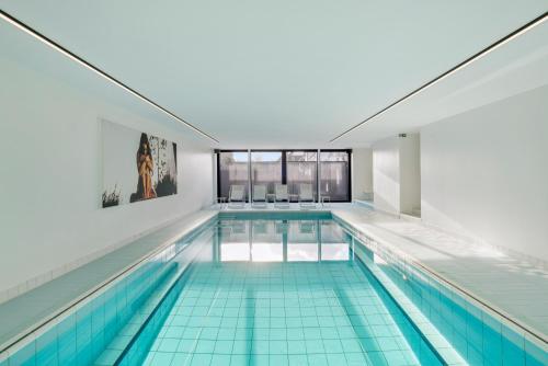 科克赛德Villa Paradis - De ultieme kustvilla met zwembad !的铺有蓝色瓷砖的大型游泳池