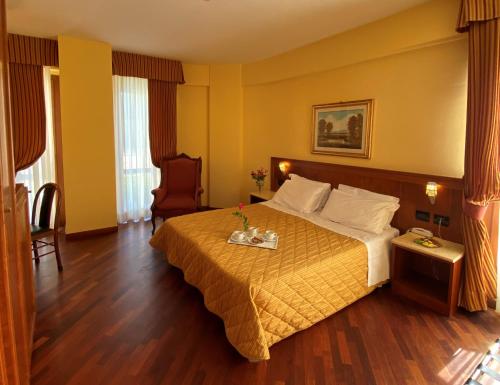 皮耶迪卢科米拉拉戈酒店的一间酒店客房,客房内配有一张床