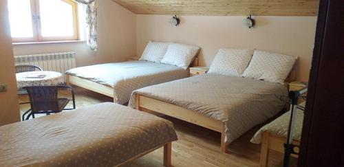 PrzyborówZielona zagroda的小房间设有两张床和一张桌子