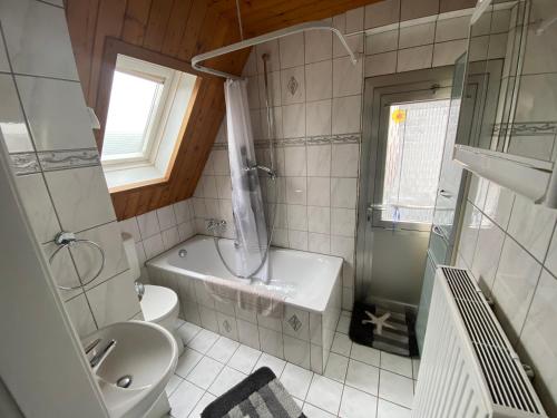 门兴格拉德巴赫Wohnen Nähe Nordpark的浴室配有卫生间、淋浴和盥洗盆。