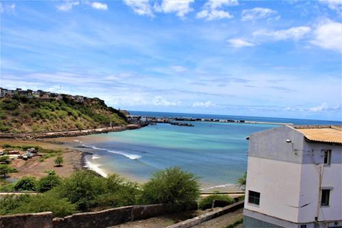 普拉亚KAZARÃO DI MAVETE - Guesthouse的享有海滩和大海的景色