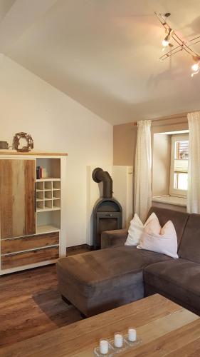 尼德泰Alpin Appart Reiterhof的带沙发和燃木炉的客厅