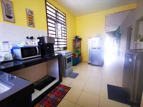 关丹BR Guesthouse Kuantan的厨房配有微波炉和冰箱。