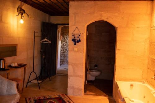 内夫谢希尔Duru Cappadocia Stone House的一间带浴缸和卫生间的浴室。