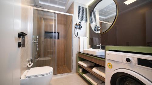 安塔利亚VESTA SUITES的带淋浴、卫生间和盥洗盆的浴室