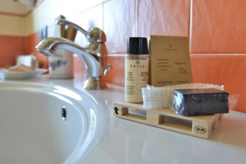 Albaretto Della Torre 拉罗拉旅馆的浴室水槽配有1瓶保湿器和1盒肥皂