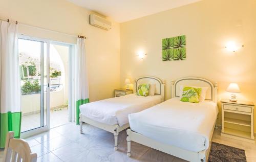 阿尔曼萨WOT Algarve的带窗户的客房内的两张床