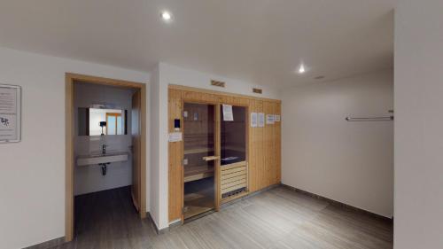 韦松纳Ski Heaven LUXE & CENTER apartments的一间带木制橱柜和水槽的浴室