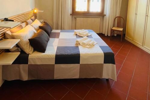 蒙特卡蒂尼泰尔梅[TERME] CASA IN STILE CLASSICO IN TOSCANA CON TERRAZZO的一张大床,上面有黑白毯子