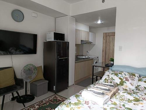 达沃市Hola! Condotel @ Inspiria Davao的小房间设有床和厨房