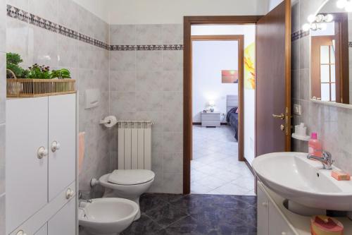 莱万托ANDREA Apartment的一间带卫生间和水槽的浴室