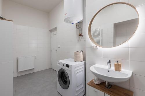 奥洛穆茨BOHO RÁJ v centru / /gril/ /balkón的白色的浴室设有洗衣机和水槽。
