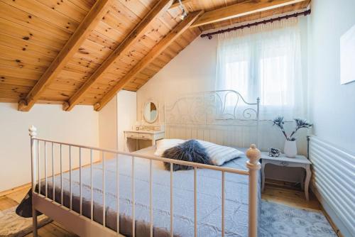 埃泽萨Ολοκληρη Βιλα的一间卧室设有一张床和一个楼梯