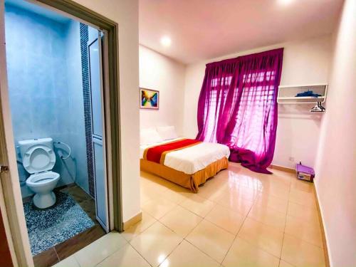 雪邦MOFA Homestay Near KLIA Airport的一间卧室设有一张床、一个卫生间和一个窗口