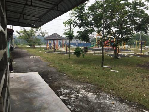 雪邦MOFA Homestay Near KLIA Airport的享有公园和游乐场的景色