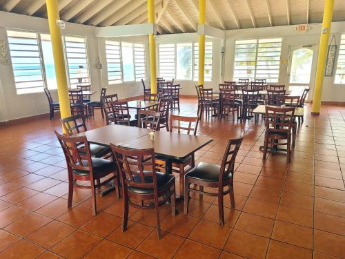 毛纳沃帕拉多马纳卡瑞比-马纳博的用餐室设有桌椅和窗户。