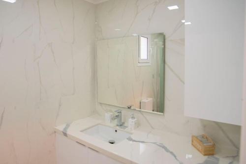 依拉佩特拉Oniro Home的白色的浴室设有水槽和镜子