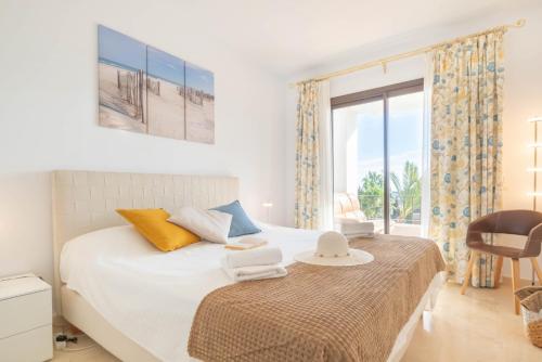 米哈斯Sunrise Golf Paradise 1 - Mijas Golf Spain的一间卧室设有一张床和一个大窗户