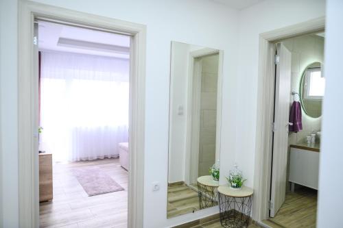 索科矿泉村Sara Lux的浴室设有白色的墙壁和镜子