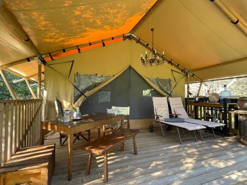 马洪贝GIFFORD private Island GLAMPING boat ride included的帐篷内配有桌椅