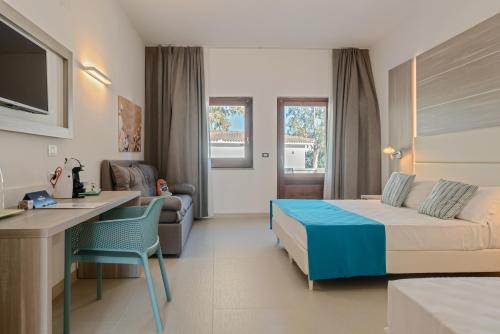Cassano JonioNicolaus Club Bagamoyo Resort的酒店客房配有一张床、一张书桌和一张沙发。