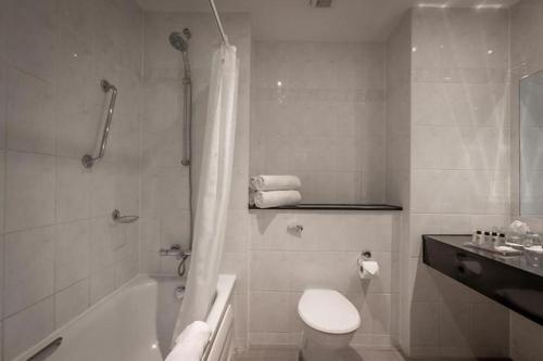 恩尼斯伍德斯托克恩尼斯酒店的带浴缸、卫生间和盥洗盆的浴室