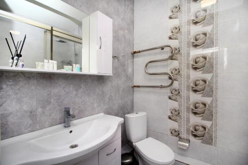 阿拉木图ЖК Верный, 3-комнатная квартира, рядом с верхней Мегой, вдоль речки的一间带水槽、卫生间和镜子的浴室