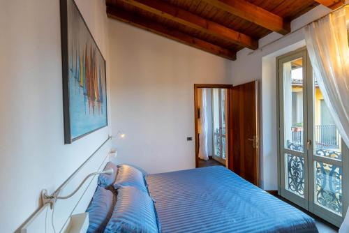 贝加莫La casa di Fiò的一间卧室设有蓝色的床和窗户。