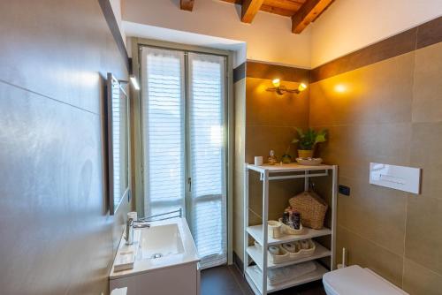 贝加莫La casa di Fiò的一间带水槽和卫生间的浴室以及窗户。